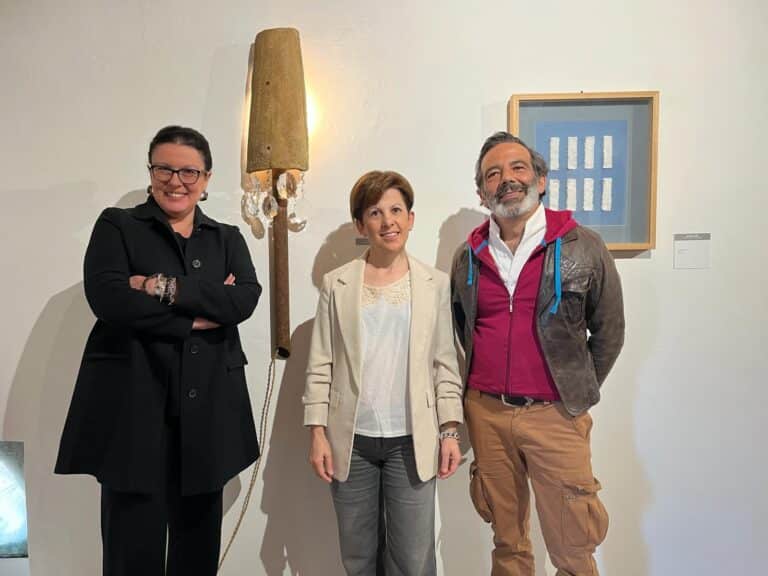 “Di nuovo vivo” alla Rocca di Umbertide: arte, memoria e materia nella mostra di Maronati e Mangolini