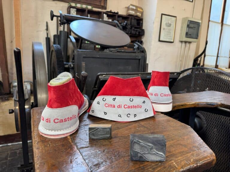 Da Città di Castello le prime scarpe “tipografiche”: pelle impressa con i caratteri mobili della storica Grifani-Donati