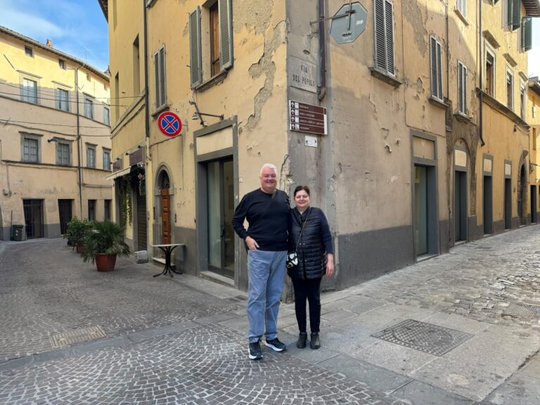 Sessant’anni e un’amicizia che non passa mai: Alessandra e Simone, una vita insieme tra ricordi, centro storico e affetti veri