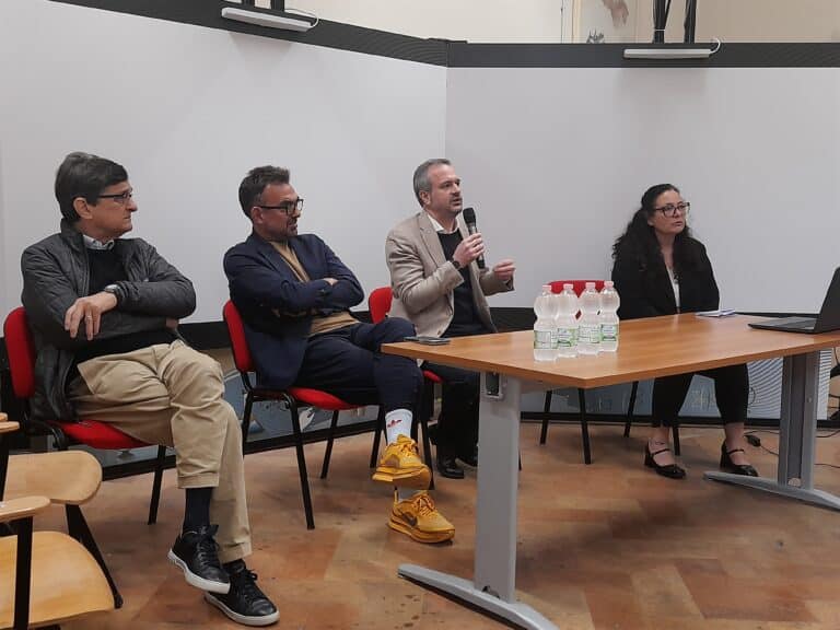 Tessile e futuro, l’appello degli imprenditori agli studenti del liceo artistico: “Difendere una tradizione che crea lavoro”