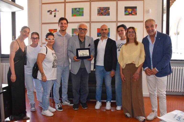 Città di Castello, il sindaco Luca Secondi premia Vincenzo Vandini: 60 anni di colori per la città