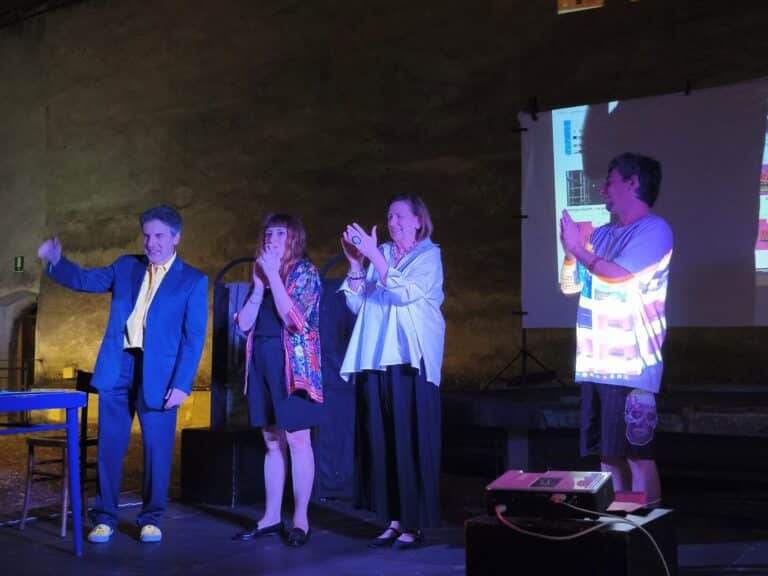 Al Cortile di Santa Cecilia a Città di Castello, il teatro continua a richiamare pubblico. Quesa sera alle ore 21.00 l’omaggio a Enzo Jannacci