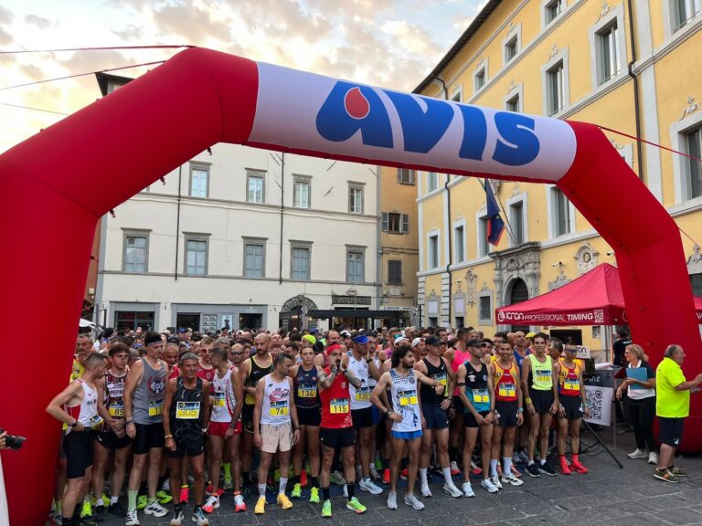 Corri Umbertide By Night, il centro storico si riempie di runner: grande partecipazione per la corsa sotto le stelle