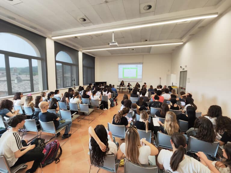 Oltre 700 studenti protagonisti al Teatro degli Illuminati: consegnati gli attestati di “Videor ut Video” e “Scuole a Teatro”
