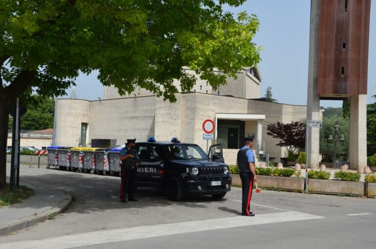 Minaccia una vicina di 90 anni con un coltello e le porta via 600 euro: arrestato 38enne