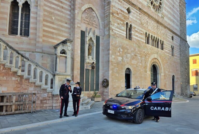Foligno, fermato dai Carabinieri con hashish e contanti: arrestato 38enne