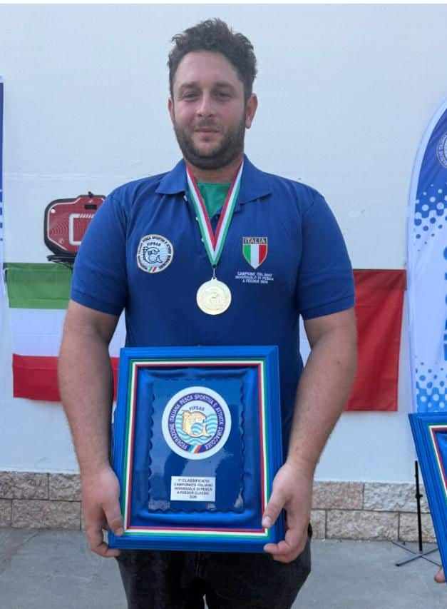 Pesca sportiva: Mattia Chiavarini Campione Italiano Senior di feeder, en plein per l’Acqua Fans Team