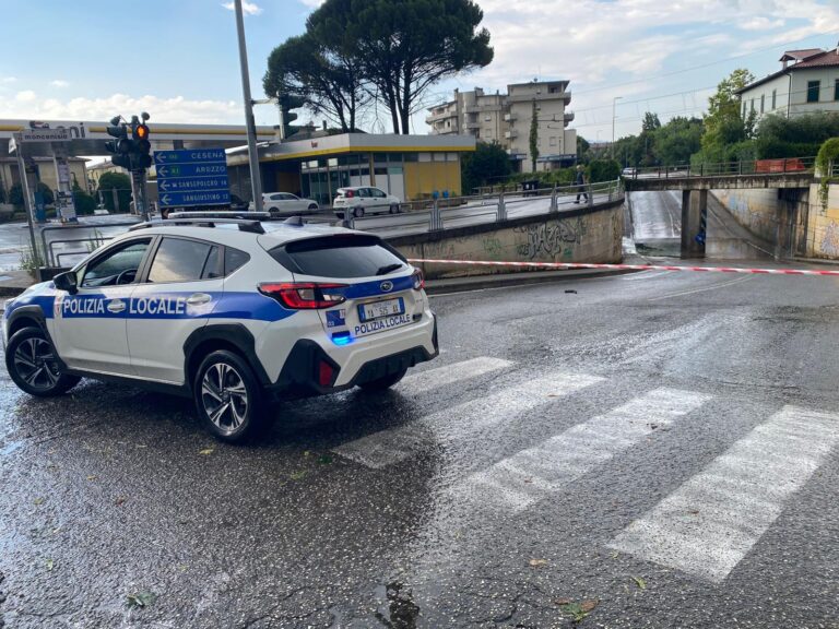 Maltempo, Città di Castello fa i conti con un violento nubifragio: alberi caduti, auto danneggiate e parcheggio Ferri chiuso
