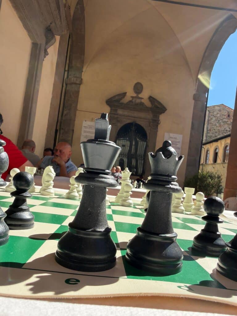 Sansepolcro, in 124 alle Logge per il Torneo “Fra Luca Pacioli”. Gli scacchi conquistano il centro storico