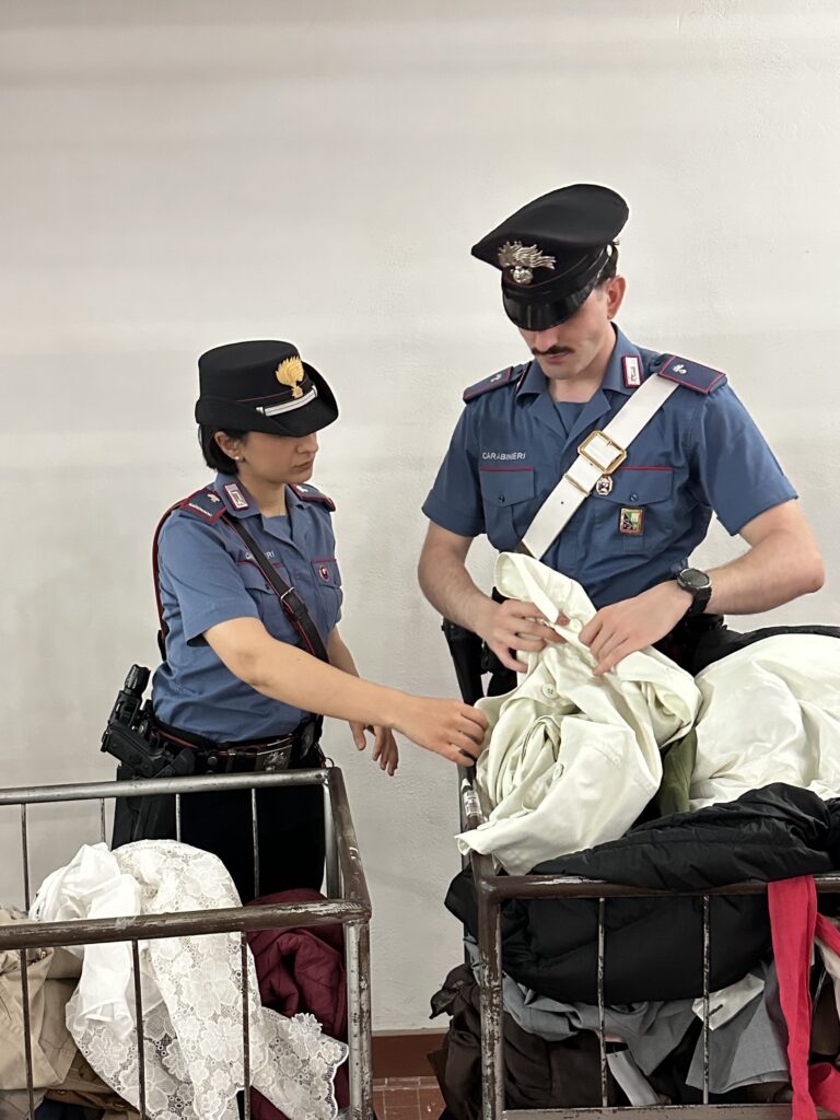 Perugia, sottraeva abiti di lusso dall’azienda per cui lavorava: denunciato insieme alla moglie