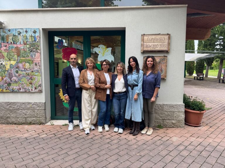 Il Lions Club dona due letti sanitari alla ASP Muzi Betti: “Un gesto concreto per i nostri anziani”