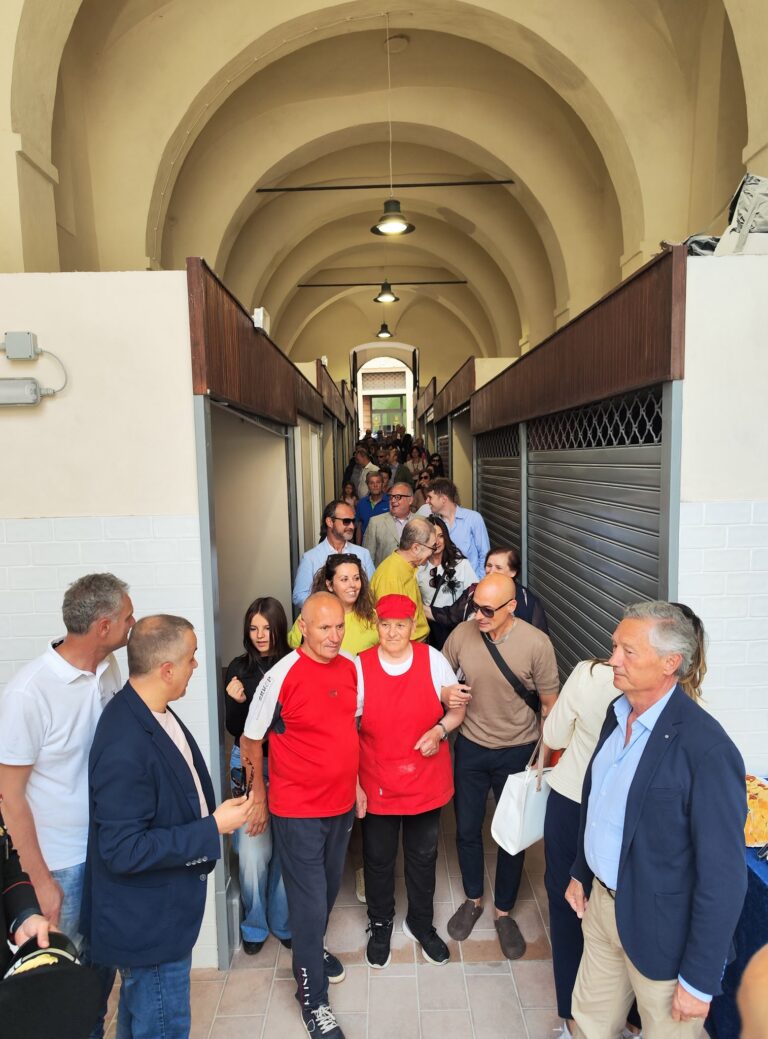 Mercato Coperto, riapre il cuore di corso Cavour: emozione e ricordi tra gli storici box
