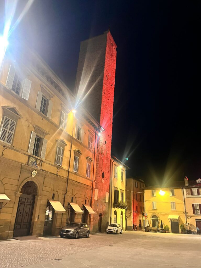 La torre civica si illumina di rosso per la Giornata mondiale del Donatore di sangue
