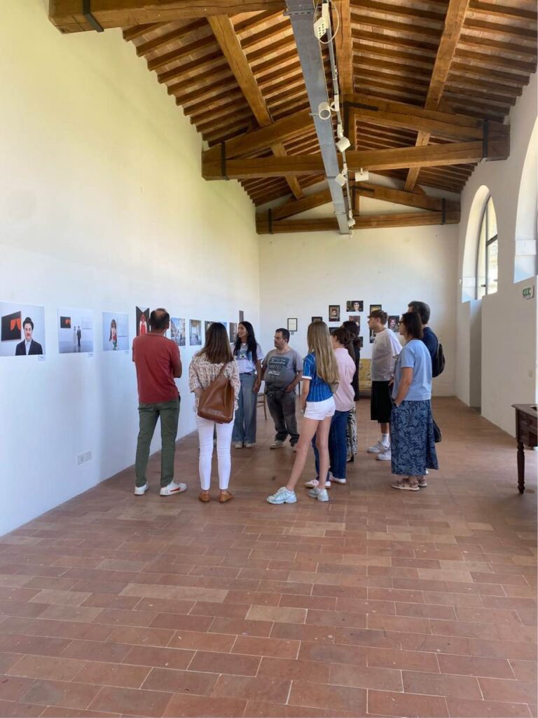 “Io sono il Capolavoro”, una mostra che ha emozionato la città: centinaia di visitatori per il progetto di inclusione e arte