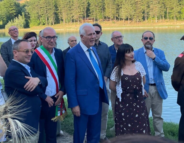 Cospaia, terra di libertà: celebrato lo storico anniversario della Repubblica. Un incontro istituzionale di alto profilo suggella il legame tra Umbria e Toscana.