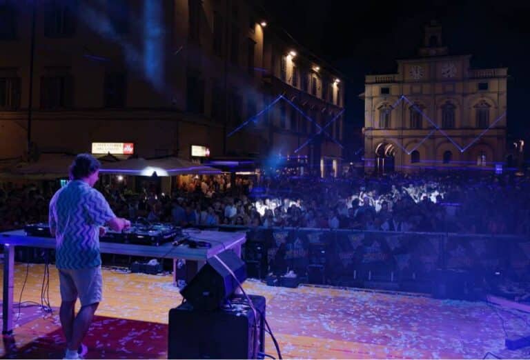 Fargetta conquista Città di Castello: migliaia di persone in piazza per il Dj Shopping
