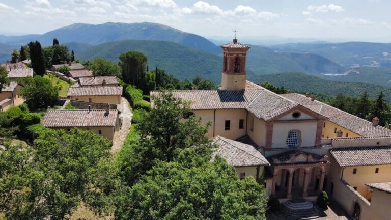 Sisma 2023, 820 mila euro per il recupero dell’Eremo di Montecorona. Prorogati i termini per la ricostruzione privata