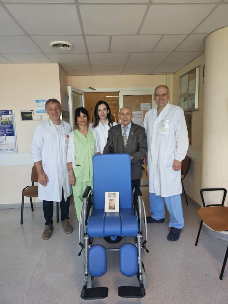 Città di Castello: il Cavaliere Franco Masini dona una carrozzina all’Emodialisi per i suoi 90 anni