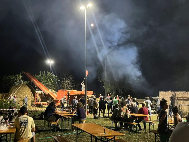 Piosina: torna la magia della battitura del grano in notturna, il 15 luglio la 43ª edizione con la novità dei “correggiati”