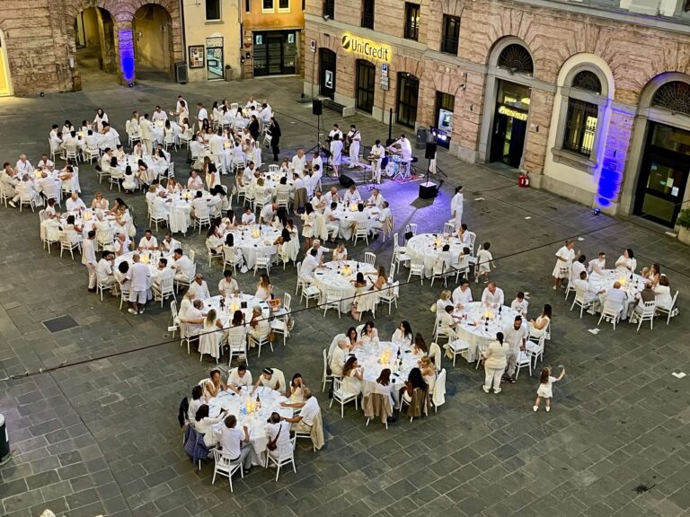 Umbertide in bianco: piazza Matteotti torna salotto a cielo aperto con la White Dinner tra musica e convivialità