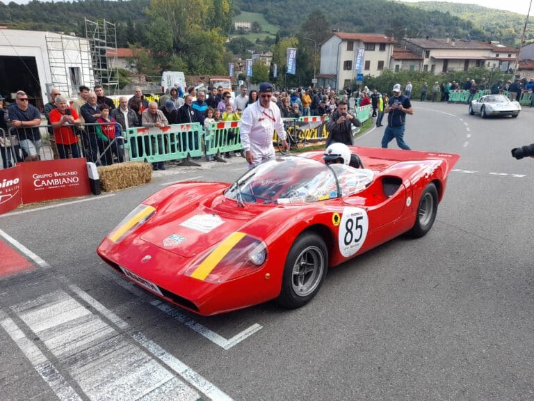 Oltre cento vetture storiche per “Lo Spino – Leggende in Salita”: Pieve Santo Stefano torna a respirare il mito della cronoscalata